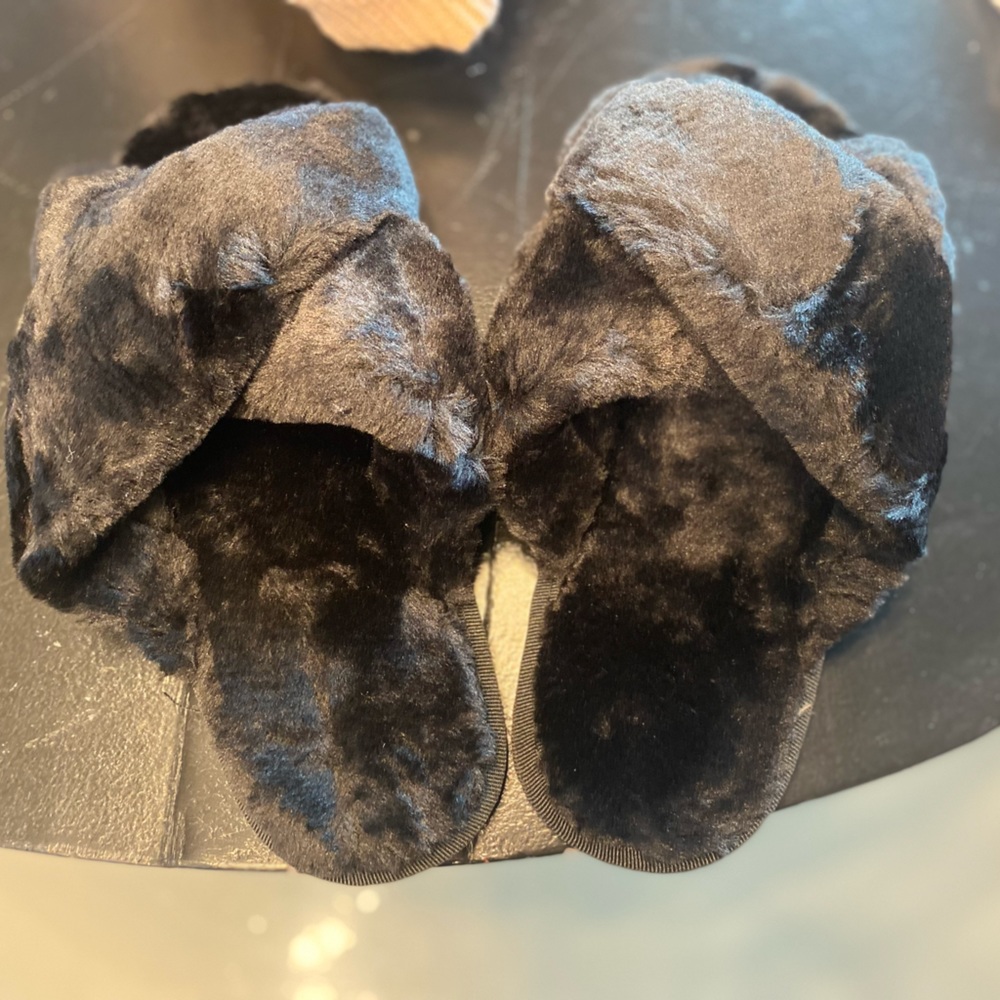 Soft Fuzzy Slippers (🖤)